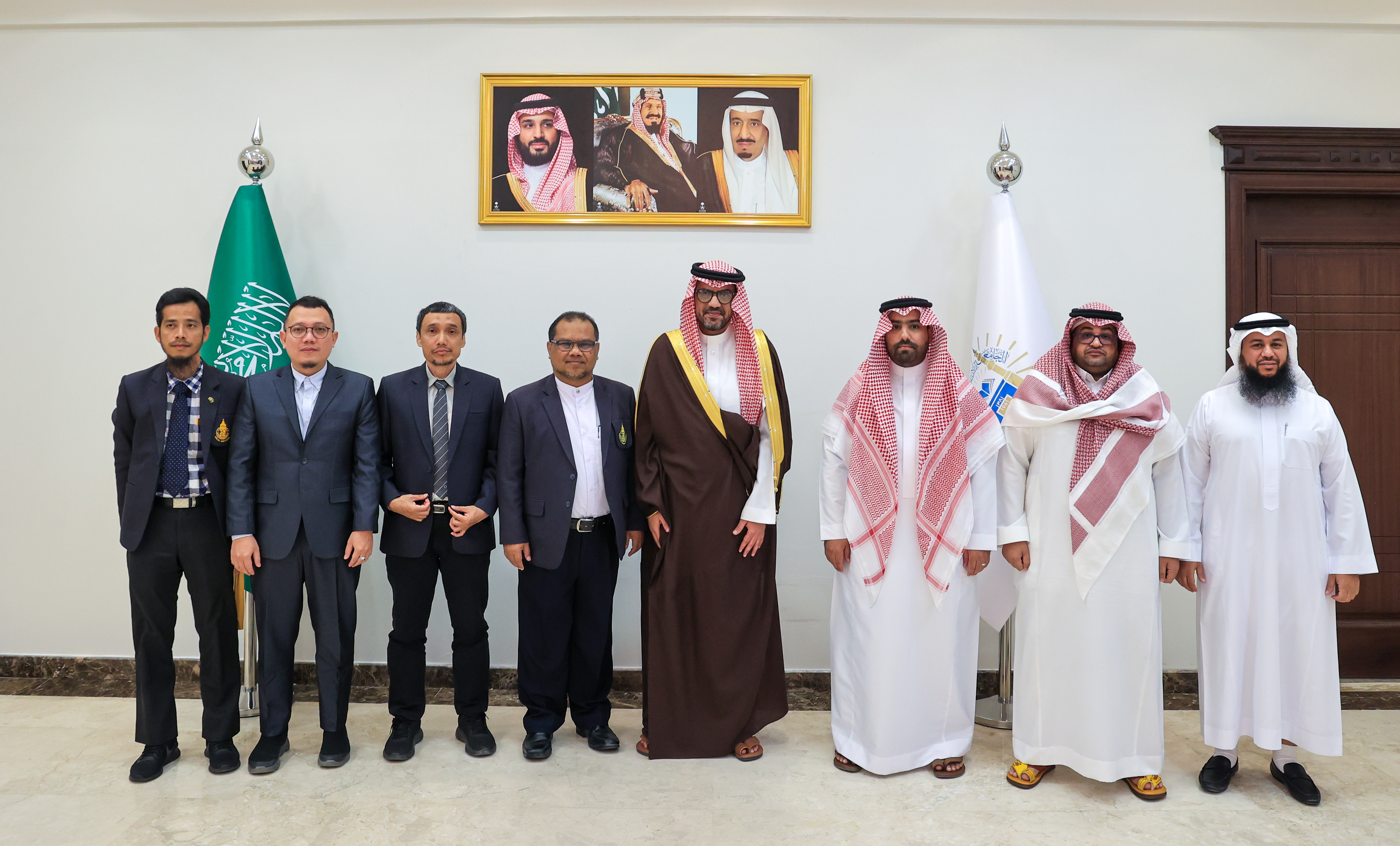 رئيس ⁧‫الجامعة الإسلامية‬⁩، يستقبل عميد معهد حلال، من جامعة الأمير سُونكلا - في (مملكة تايلند).